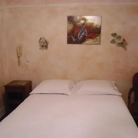 Hotel De Lille Louvre Parigi