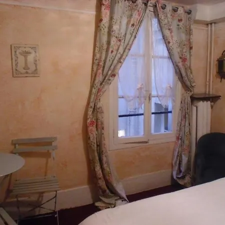 De Lille Louvre Hotell 2*